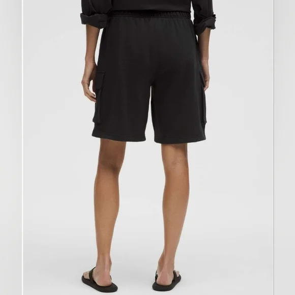 Lululemon Scuba Mid-Rise Oversized Cargo Short 9 Black‎ Size S